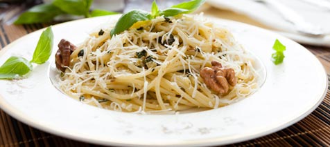 Spaghetti integrali alla crema di sedano e noci